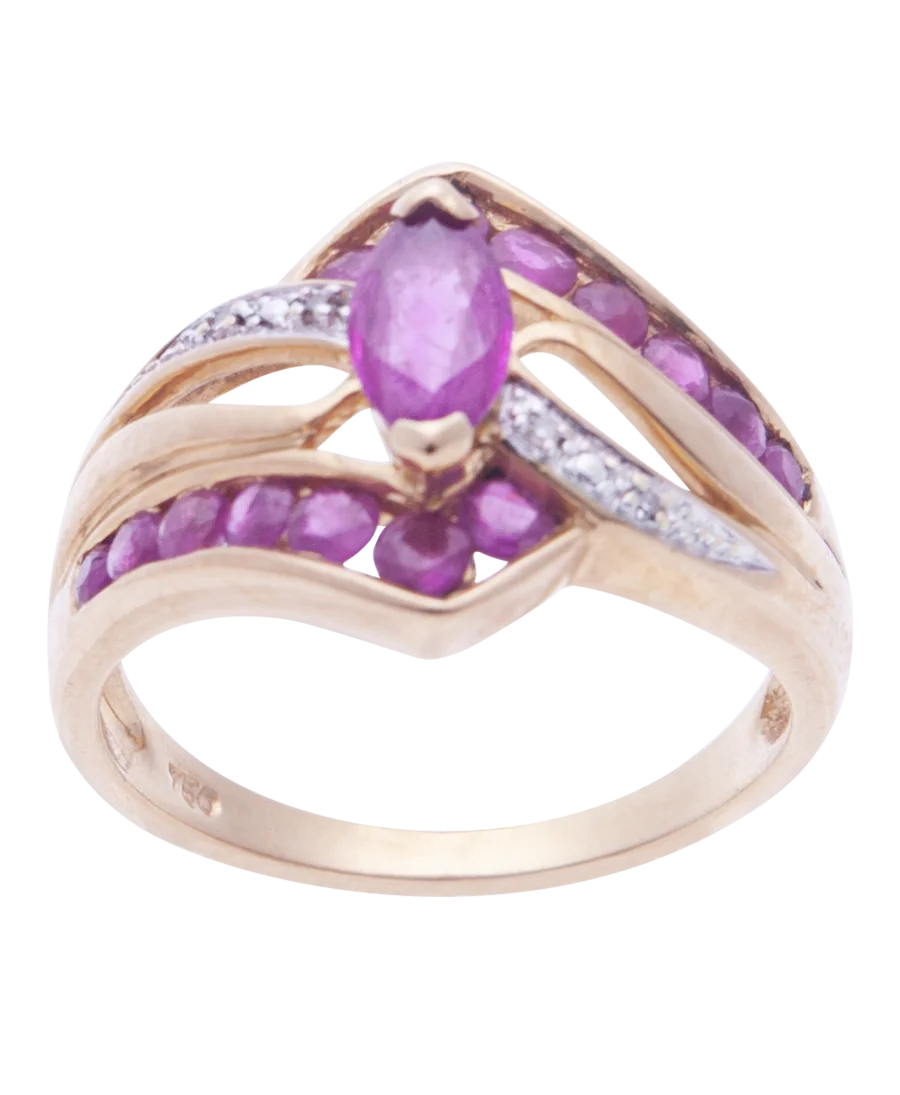Bague en or jaune 18K sertie de rubis et diamants, disponible chez virtu luxury Bague en or jaune 18K sertie de rubis et diamants, disponible chez virtu luxury