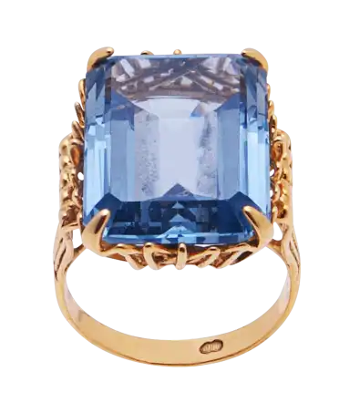 18K黄金皇家海蓝宝戒指。可在 VIRTU LUXURY 购得。