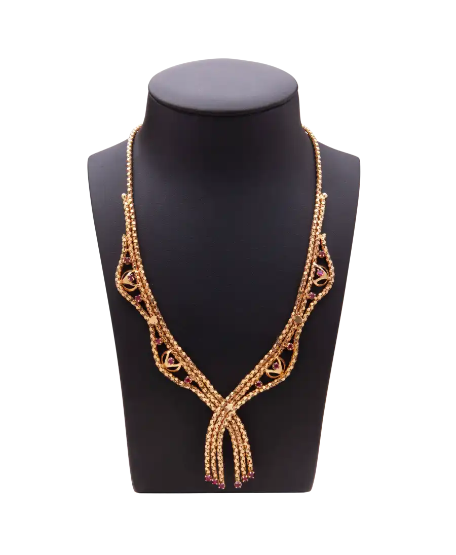 Collier Rubis Art Déco en Or jaune 18 carats avec motif fantaisie. Disponible chez VIRTU LUXURY. Collier Rubis Art Déco en Or jaune 18 carats avec motif fantaisie. Disponible chez VIRTU LUXURY.