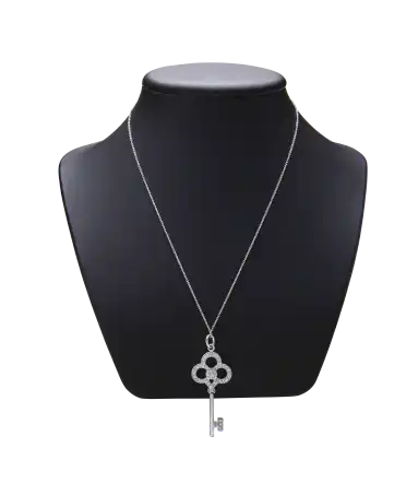 TIFFANY KEYS 皇冠钥匙，18K 白金镶钻。可在 VIRTU LUXURY 购买。