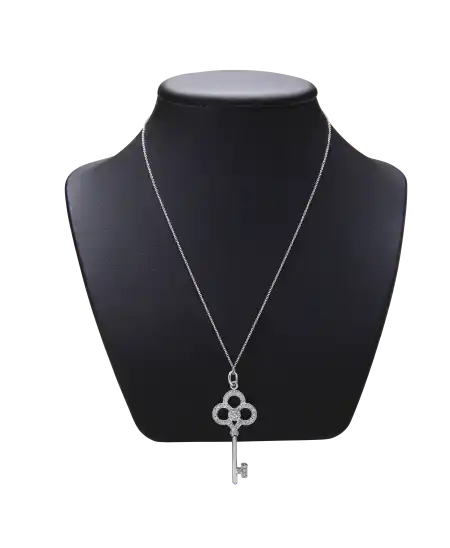 TIFFANY KEYS 皇冠钥匙，18K 白金镶钻。可在 VIRTU LUXURY 购买。
