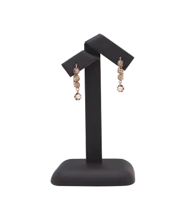 Pendants d'Antan 是一对玫瑰金耳环。VIRTU LUXURY 有售。