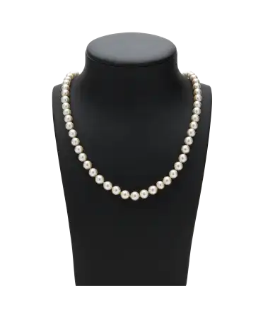 渐变乳白色项链，配有 18K 白金表扣。VIRTU LUXURY 有售。