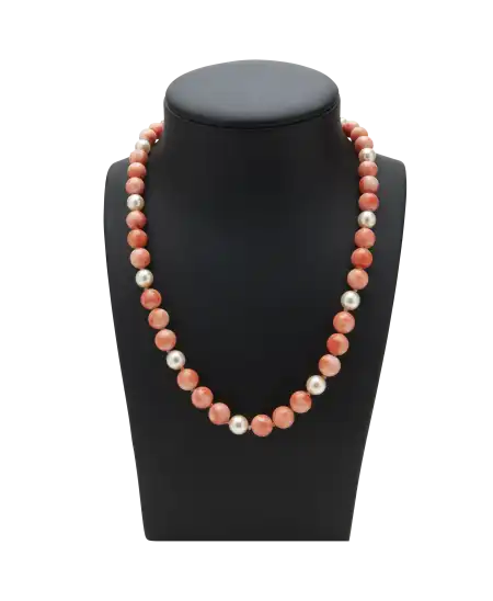 Collier PERLES DE CORAIL avec fermoir en Or jaune 18 Carats. Disponible chez VIRTU LUXURY.