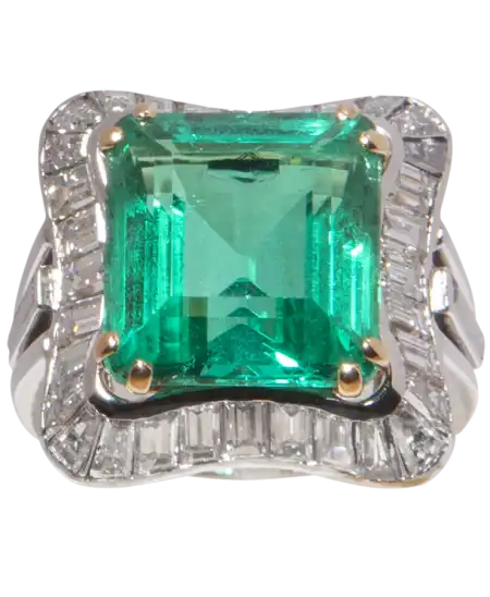 尚美巴黎（CHAUMET）EXQUISE COCKTAIL 戒指，镶嵌长阶梯形钻石和祖母绿。VIRTU LUXURY
